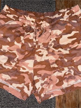 Women's Small Love Tree Brown
Camo Print Shorts with
Drawstring